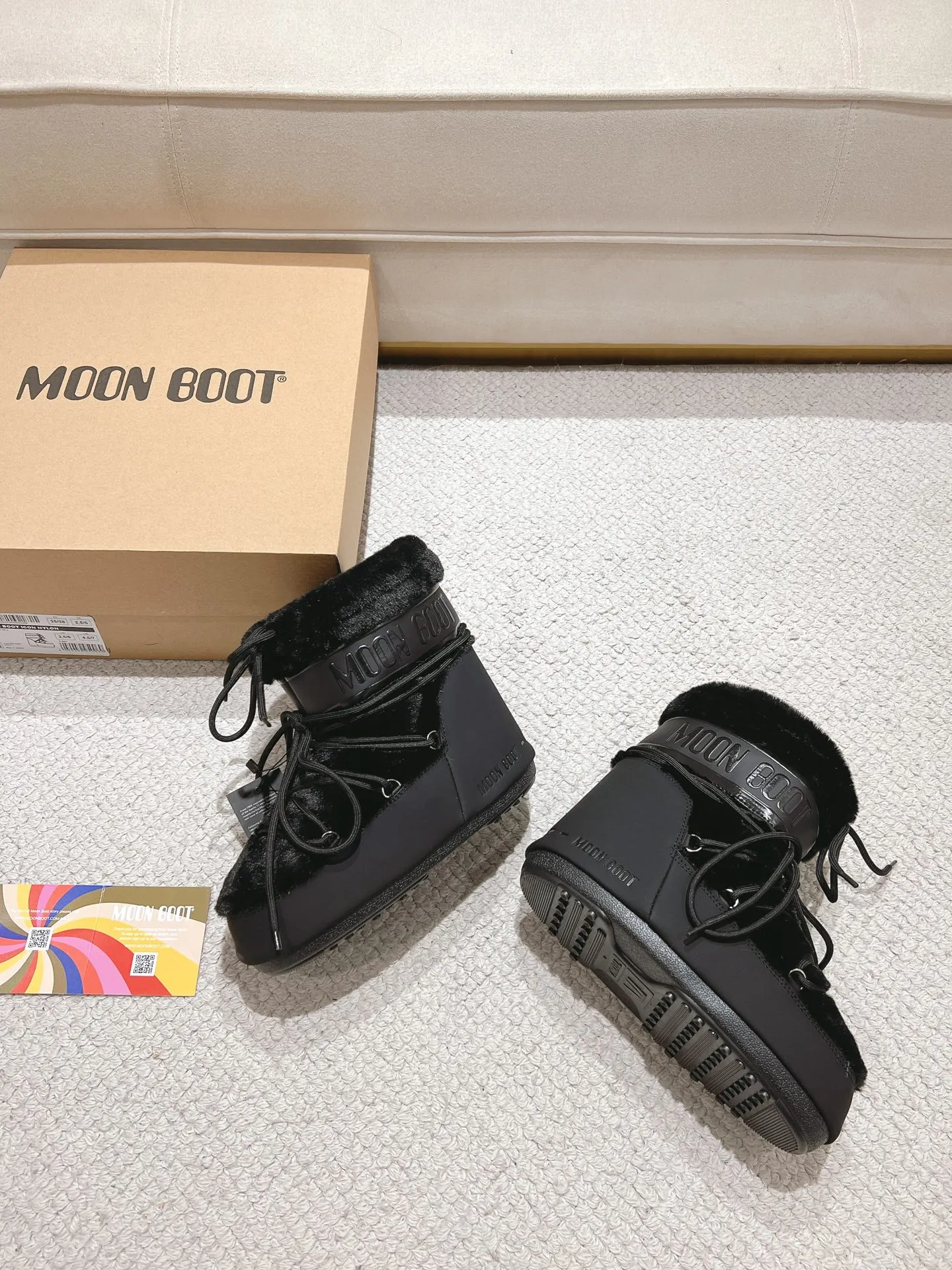 p660 [Exclusive top quality | New upgraded version] ✨A must-buy in winter 2025! Moon Boot moon snow boots - the ultimate warm weapon for fashionistas ❄️ Forget UGG! This winter🔥The "ugly Big Mac" that dominates the streets is here~ 👢The same Y2K retro style from Paris Hilton and Beckham is back! 4cm taller inside ✨ Invisible leg lift · Extremely slimming 👌 Fluffy and soft but not bloated, instantly show off your sense of style when put on your feet 🦋 The same style for both men and women | Can be worn by both men and women | Regardless of left or right foot!  ❄️Maximum thermal insulation power｜No pressure for fun in the snow 💫Trendy style code｜Easily achieve the Millennial hot girl style Say goodbye to ordinary snow boots ~ This winter you need to be warm and rusty! 🌟 #MoonBoot snow boots #winter hot style #瞞小similar style #millennium style wear ❶Fabric: original custom/cowhide/woven wool/high mercerized waterproof cloth ❷Inner: original 100% silk cotton liner ❸Feet: original 100% silk cotton liner ❹Outsole: original molded two-color non-slip outsole ❺Sole thickness: 4cm (including inner**) ❻Number of codes: 35-40 (41. Customized) ❼Packaging: Original full set of packaging ☀Color: Official website updated simultaneously